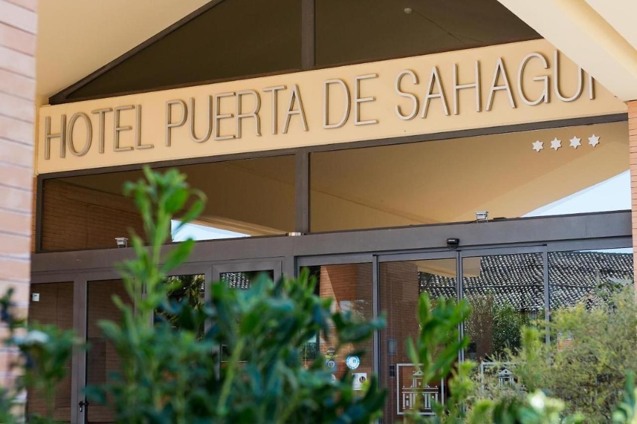 Hotel Puerta De Sahagun Bagian luar foto